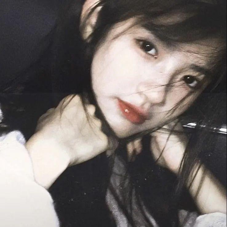 照片里的伴娘